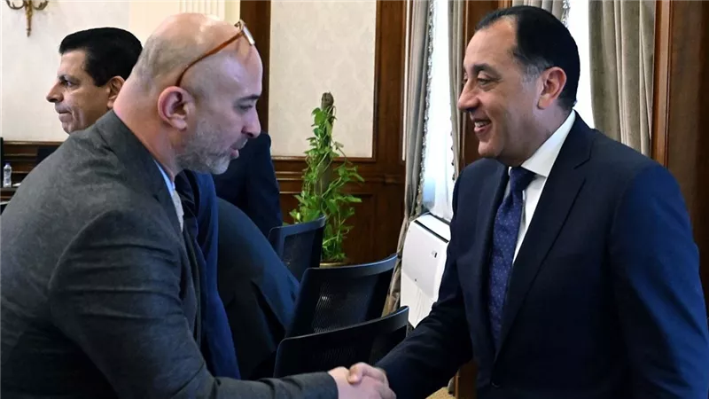 طارق الطويل يشيد بإدارة الحكومة للأزمة ويطالب بتوضيح الحقائق للمواطنين