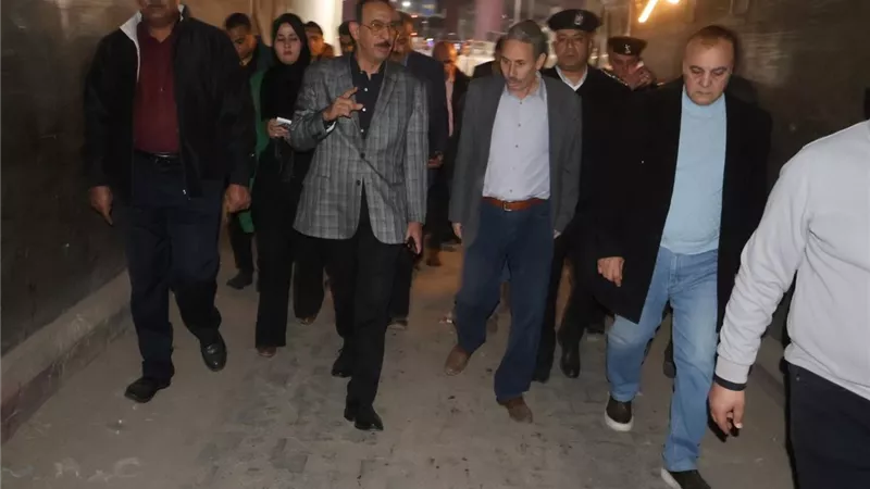 محافظ سوهاج يقود حملة ميدانية لتنفيذ قرار غلق المحال ورفع الإشغالات