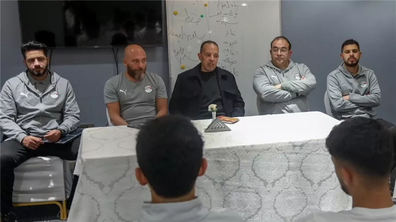 حمادة الشربيني يجتمع بلاعبي منتخب الشباب بعد ودية الجزائر
