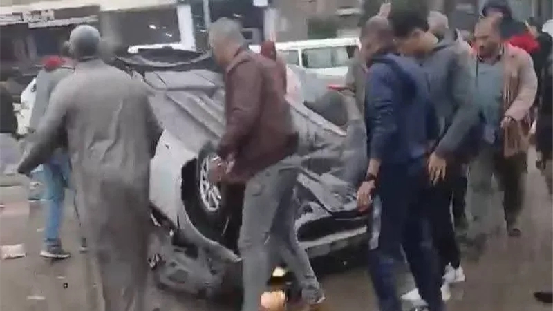 انقلاب سيارة ملاكي بمحور حسب الله الكفراوي في المعادي| صور 
