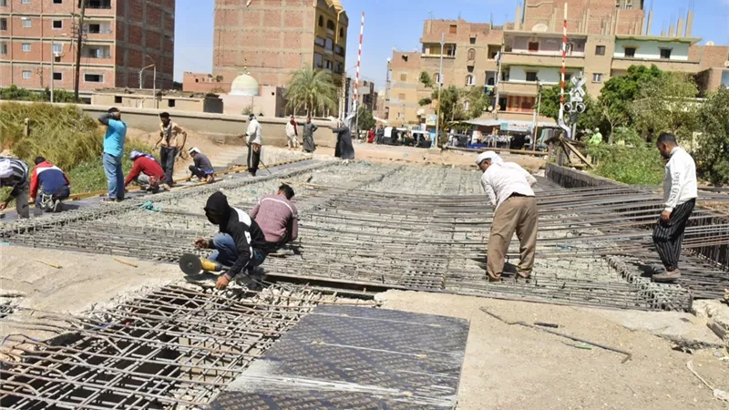 محافظ أسيوط يتابع تنفيذ كوبري الحواتكة بمنفلوط تمهيدًا للتشغيل الجزئي