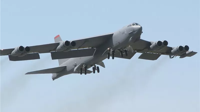 وصول قاذفتين B-52 إلى  قاعدة فير فورد البريطانية