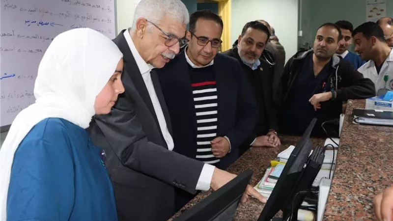 رئيس جامعة المنوفية يتابع تشغيل منظومة التحول الرقمي وميكنة المستشفيات 