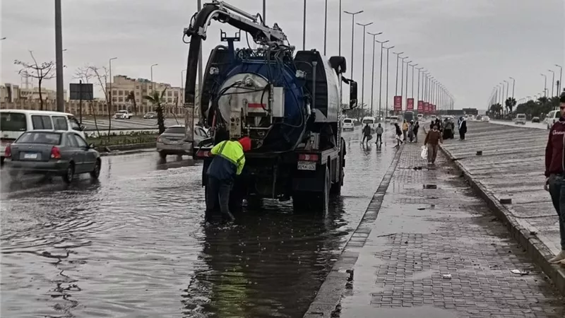 جهاز «6 أكتوبر» يكثف جهود شفط مياه الأمطار ويضمن انسيابية المرور