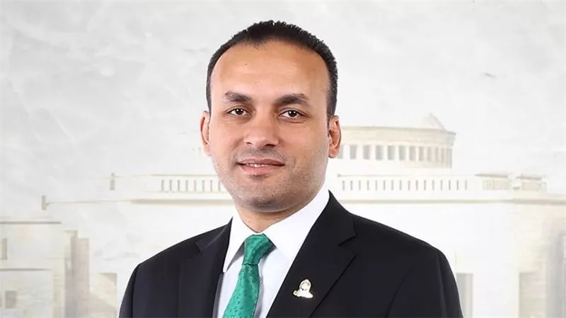 عمرو فهمي: زيادة الأجور وتأمين السلع 
