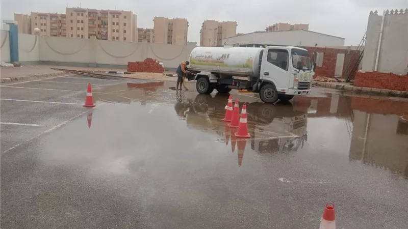 جهاز «مدينة الشروق» يواصل العمل المكثف لرفع مياه الأمطار وتيسير المرور