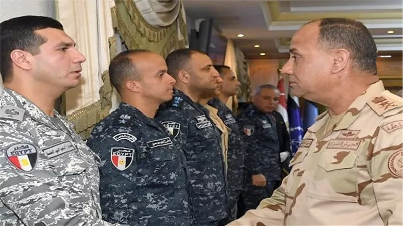 وزير الدفاع والإنتاج الحربي يلتقي عدداً من مقاتلي الأفرع الرئيسية