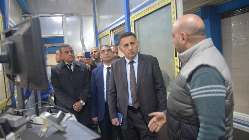 محافظ القليوبية يتفقد مصانع بنها ويوجه بطرح منتجاتها بأسعار مخفضة