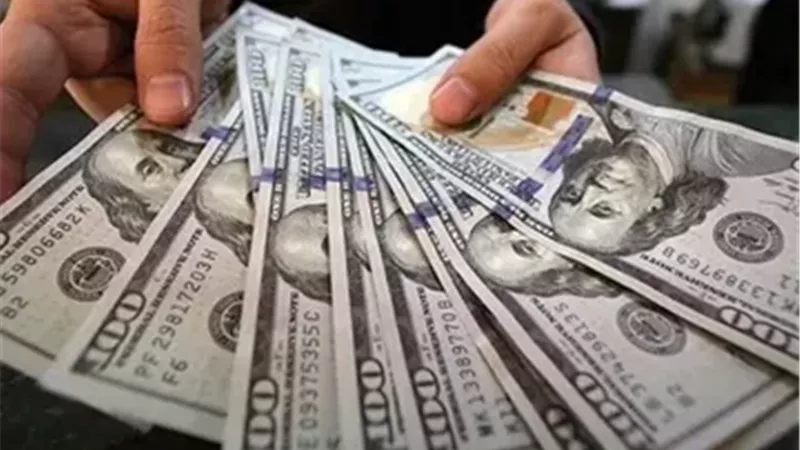 الدولار يقفز إلى 53.52 جنيه في البنوك بزيادة 80 قرشًا