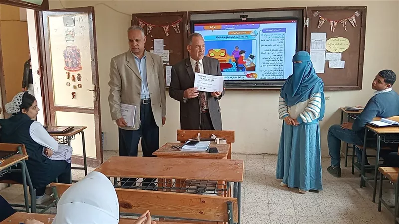 مدير تعليم أسيوط يتفقد 5مدارس بصدفا ويشيد بمستوى الطلاب ويكرم بعض المعلمين