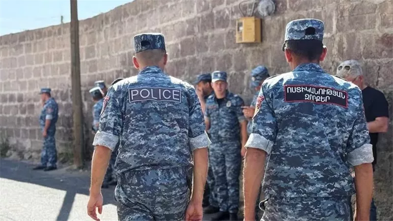  بعد حادثة رئيس الوزراء.. احتجاز شخصين في أرمينيا داخل كنيسة