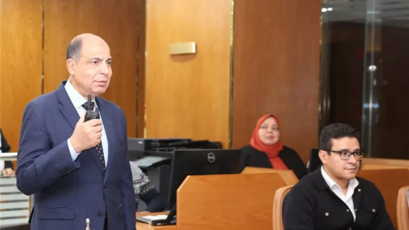 محافظ المنيا يتابع التزام المراكز والقرى بمواعيد الغلق لترشيد الكهرباء