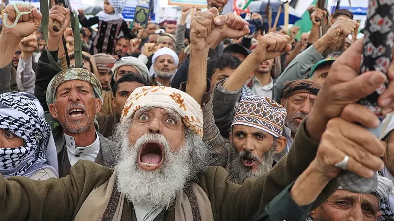  محلل يمني: إيران تناور بورقة الحوثيين.. والحرب دخلت مرحلة أصعب|خاص