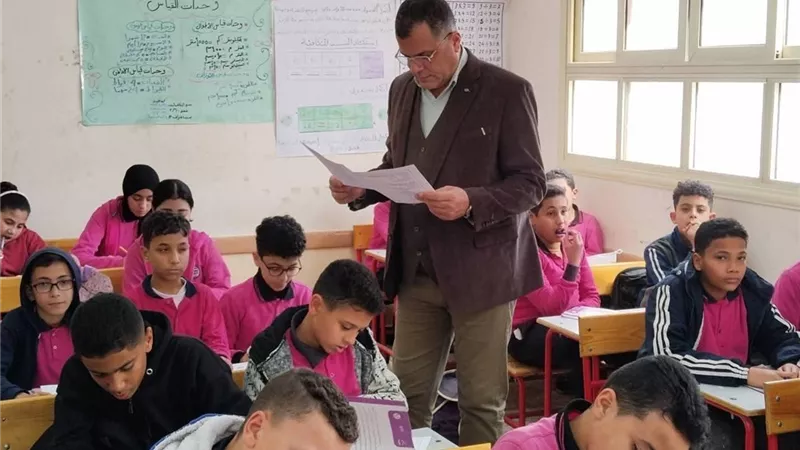 وكيل تعليم دمياط يتفقد لجان الامتحانات ويحاور الطلاب حول مستوى الأسئلة