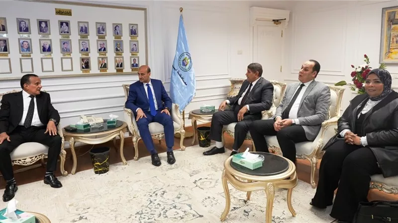 محافظ أسيوط يستقبل وفد 
