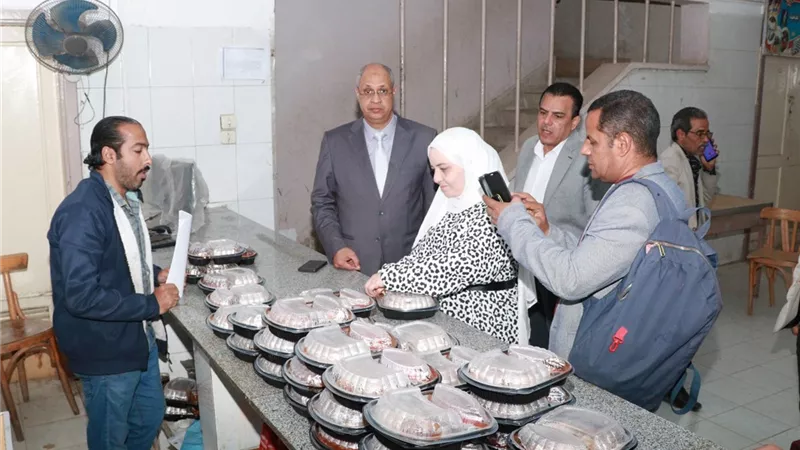 بالدرجات والمخازن: جولة تفتيشية لضمان سلامة غذاء طلاب مدن جامعة سوهاج