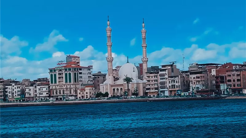 طقس دافئ وبحر هادئ.. استقرار حركة الصيد والملاحة البحرية بدمياط