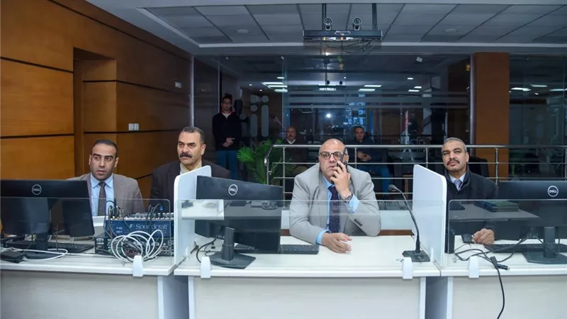 محافظ الإسكندرية يتابع التزام المحال العامة بمواعيد الاغلاق الجديدة 