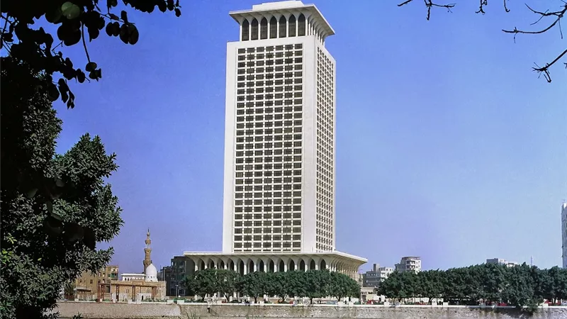 مصر تدين الاعتداءات على منشآت عسكرية ومدنية بالكويت