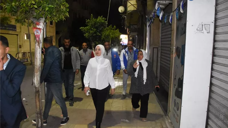 نائب محافظ الإسكندرية تتابع ميدانيًا الالتزام بمواعيد غلق المحال بحي وسط 