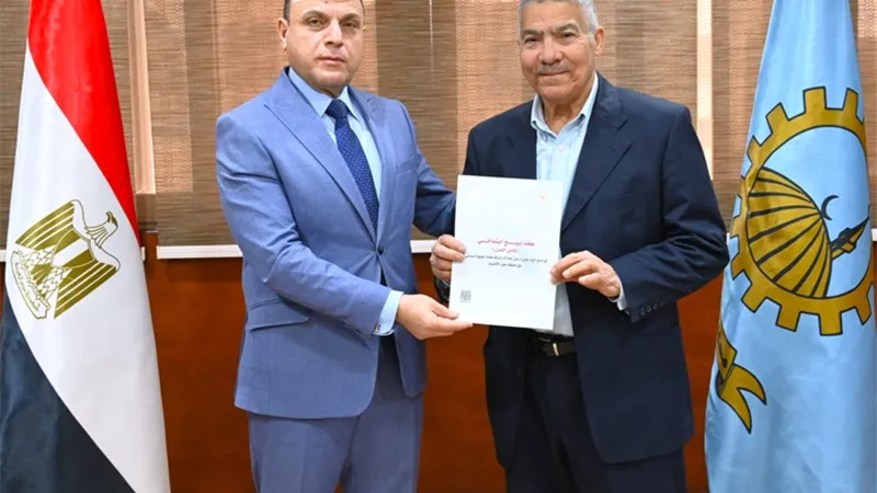 تقنين الأوضاع يبدأ بخطوة.. محافظ الغربية يسلم 10 عقود لأراضي أملاك الدولة
