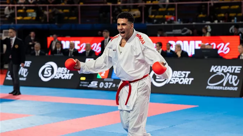 رئيس جامعة القناة يهنئ طالبها بحصوله على فضية بطولة Karate Premier League 