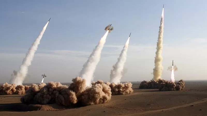 الحرس الثوري الإيراني يطلق ثلاث موجات صاروخية نحو الأراضي المحتلة|فيديو 