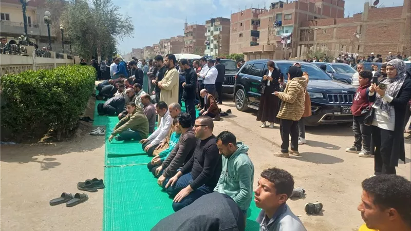 تشييع جثمان والدة وزير الصناعة بالشرقية|صور