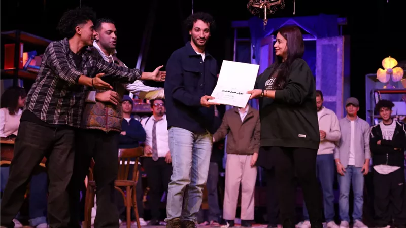 «موت فوضوي صدفة» يتألق في ثاني أيام مهرجان المسرح العالمي بالقاهرة