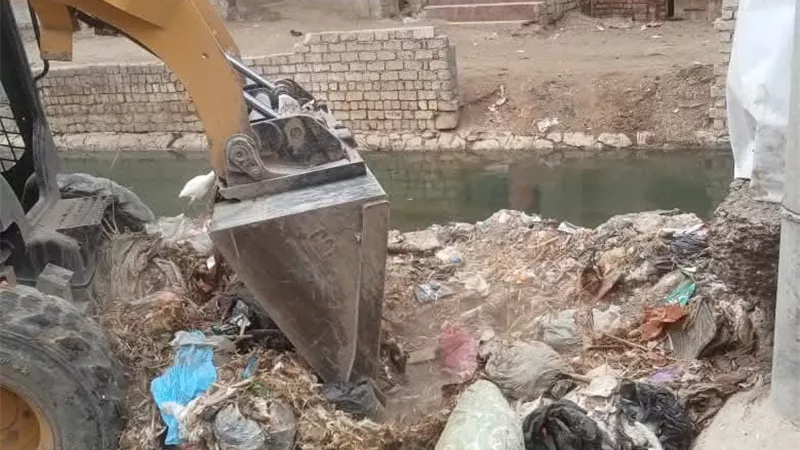 حملات مكثفة للنظافة ورفع الإشغالات تعيد الانضباط لشوارع مراكز الفيوم