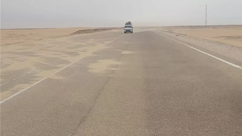 إعادة فتح طريق ديروط الفرافرة بعد رفع تراكمات الرمال 