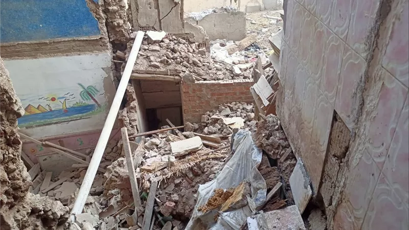 انهيارعقار مكون من 3 طوابق بمنطقة سوق اللبن بالمحلة |صور