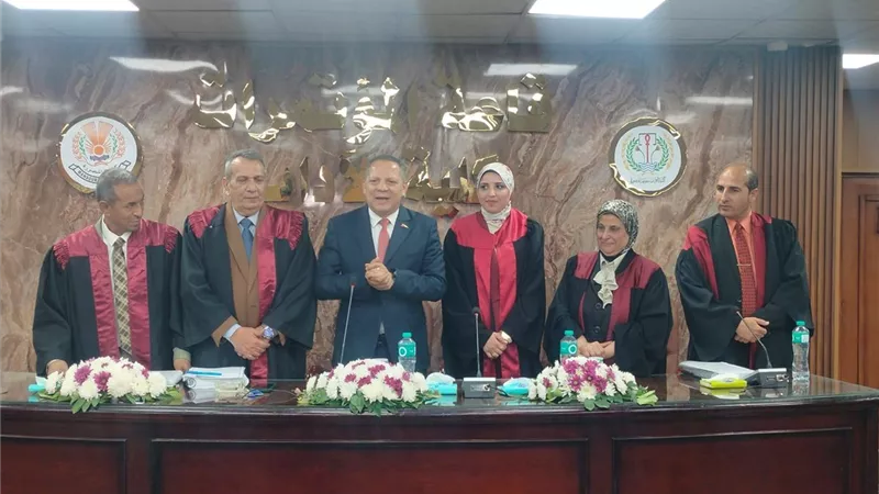 رئيس جامعة دمياط يشهد مناقشة دكتوراه بـ«المنصورة» في الآثار المصرية