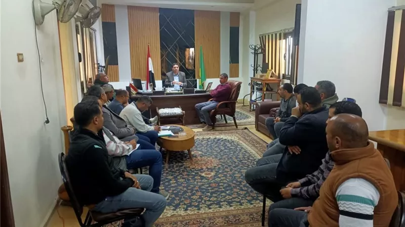 اجتماع طارئ برئاسة مركز المنيا لفرض الانضباط وإحكام الرقابة على الشوارع 