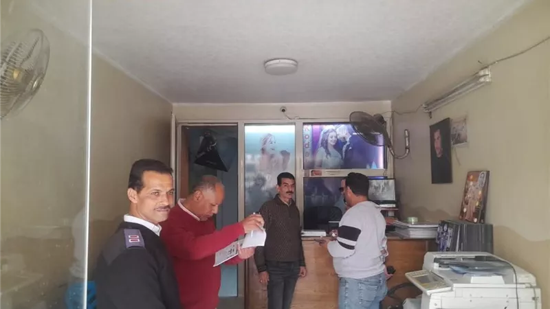 غلق 16 محلًا مخالفًا لقرار الغلق في حملة موسعة بحي وسط المنيا 