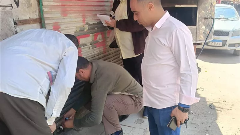 غلق وتشميع أكثر من 60 محل غير مرخص بكوم حمادة بالبحيرة