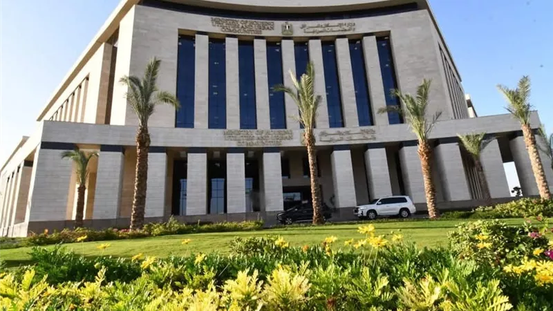 «الإسكان» تطرح 52 محلا وصيدلية للبيع بمزاد علني بالعاشر من رمضان