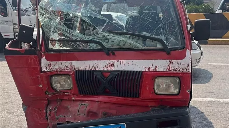 بالأسماء.. إصابة 7 أشخاص في تصادم بين سيارة نقل 