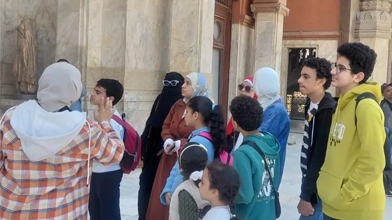 أتوبيس الفن الجميل يصطحب الأطفال في جولة تثقيفية داخل قصر البارون