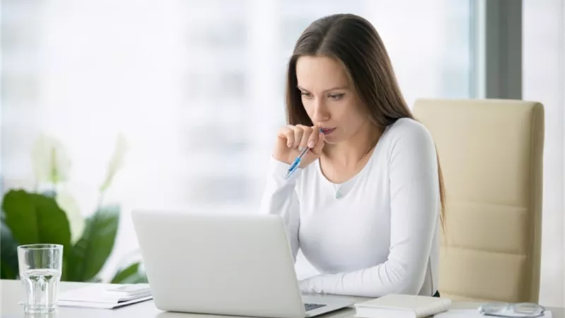 لماذا نفقد التركيز فجأة خلال اليوم؟.. أعراض وطرق العلاج 
