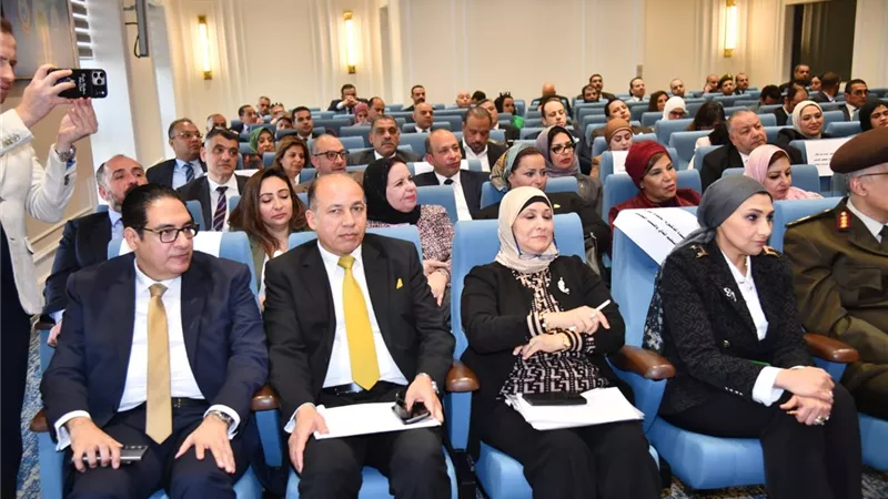 لمنع تسرب الكفاءات.. رئيس جامعة المنصورة يطالب بحزمة حوافز مادية للأطباء