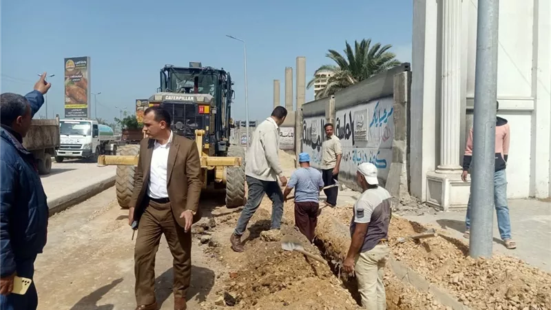 رئيس مدينة دمنهور يتابع  أعمال تطوير حارة الخدمة ورفع كفاءة صفايات الأمطار