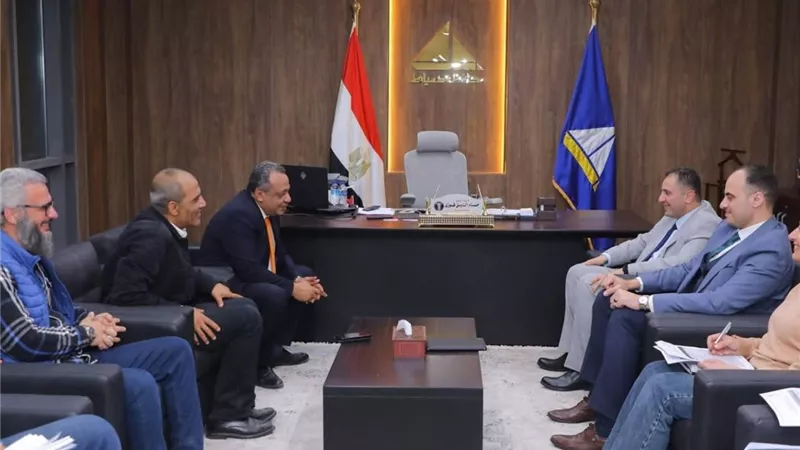 محافظ دمياط يلتقى نائب رئيس المقاولون العرب لمتابعة مشروعى شطا واللسان 