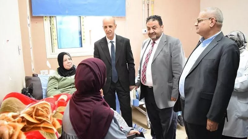 رئيس جامعة بني سويف يتابع علاج المرضى الفلسطينيين بالمستشفى 