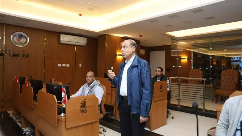 متابعة مستمرة لقرار الغلق بالمنيا.. المحافظ يشدد على مواجهة المخالفين