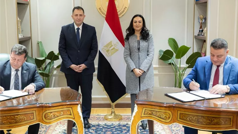 وزيرة التضامن ومحافظ دمياط يشهدان توقيع عقد اتفاق بشأن قطعة أرض برأس البر