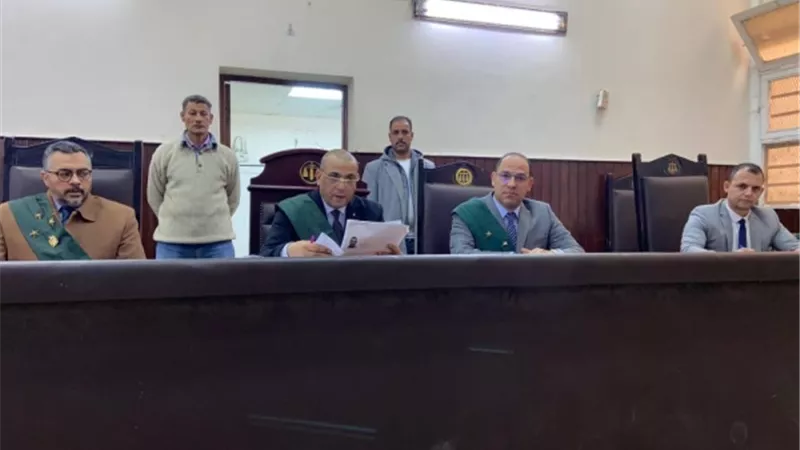 المشدد لمحترف التزوير بالمنيا.. منح جيرانه شهادات للطب والهندسة  
