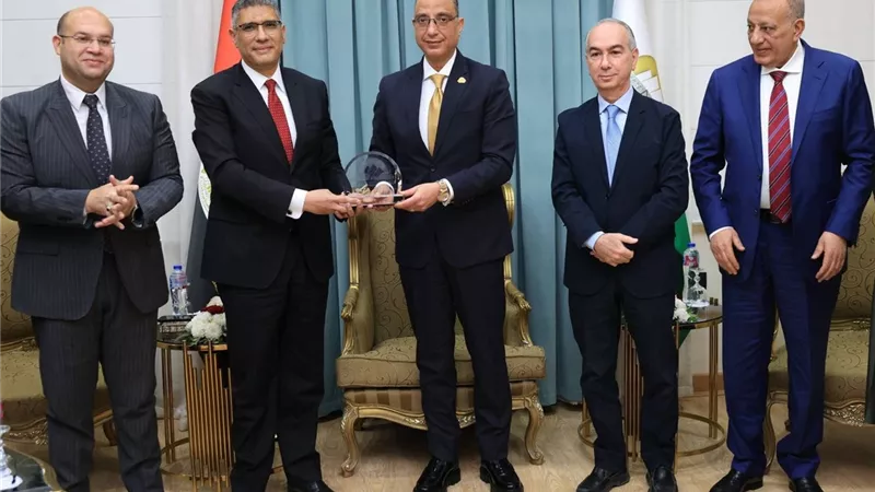 محافظ الجيزة يكرم المهندس عادل النجار ويهديه درع المحافظة تقديرًا لجهوده