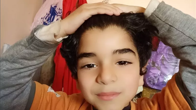 بعد 11 سنة في أحضانه.. أب يكفر عن جريمة زوجته بالتخلي عن ابنه|خاص