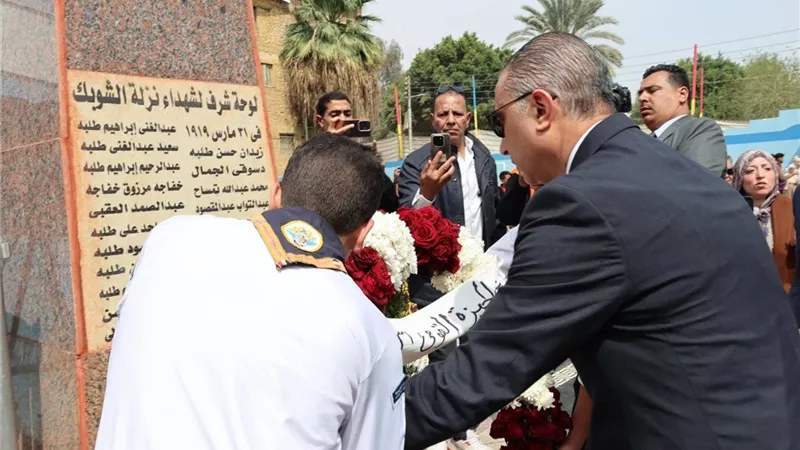 محافظ الجيزة يضع إكليل الزهور على النصب التذكاري للشهداء بنزلة الشوبك